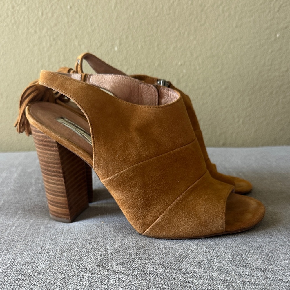 Halogen Willow Camel Suede Fringe Zip Block Heel Size 9